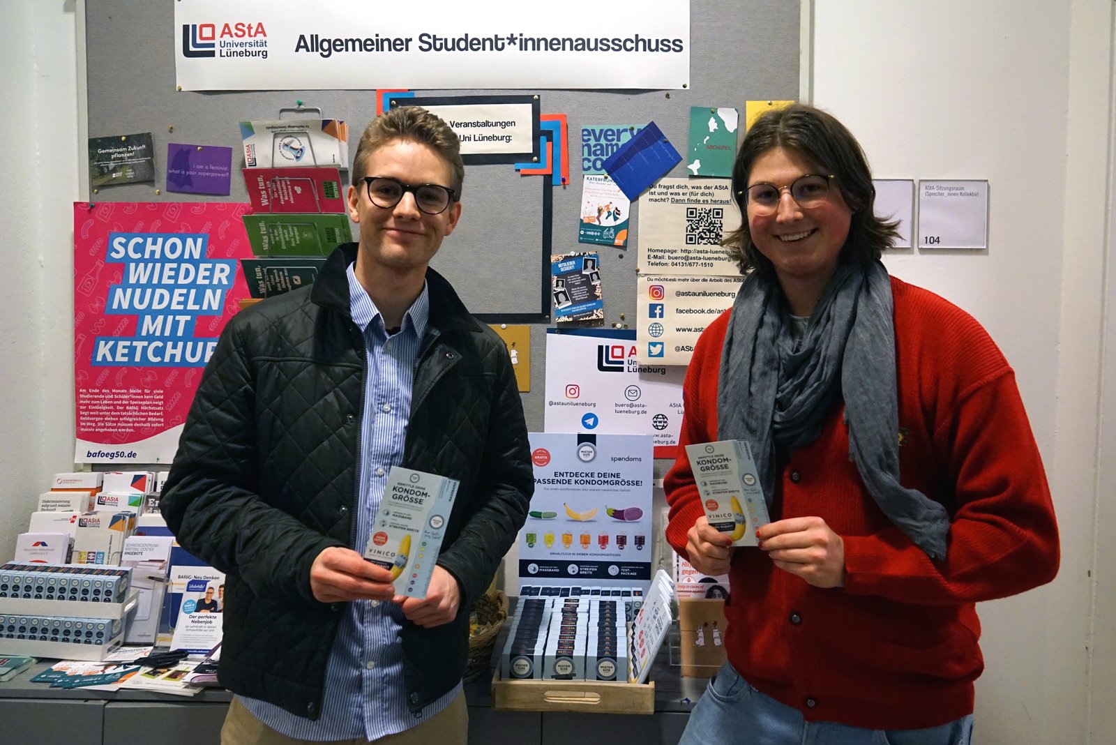 Луис из Spondoms (слева) открывает бесплатный автомат по раздаче презервативов вместе с Максом из AStA университета Leuphana University Lüneburg (справа).