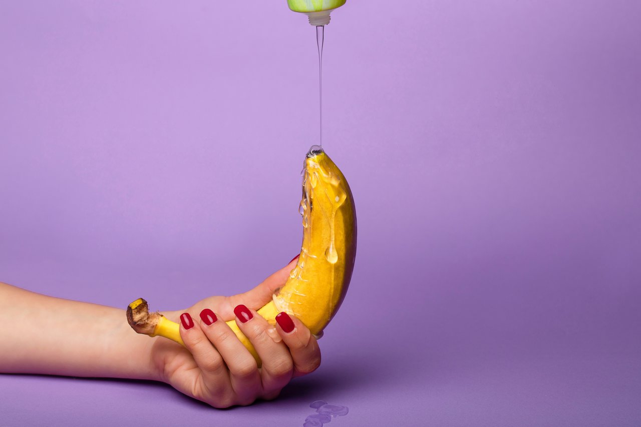 Смазка наносится на банан, удерживаемый одной рукой