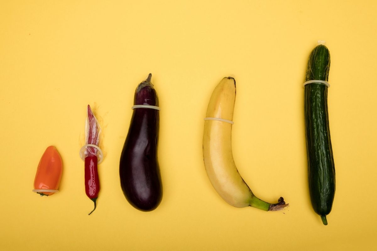 Презервативы на овощах и фруктах разного размера